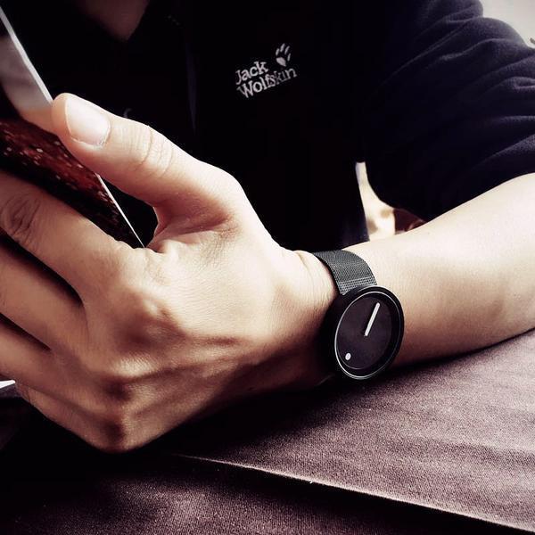 Montre minimaliste en acier inoxydable