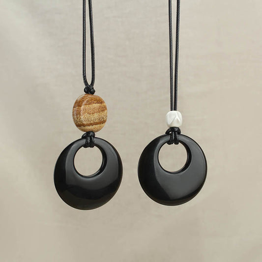 Collier pendentif en pierre d'image Liuli en obsidienne noire de force d'accomplissement 