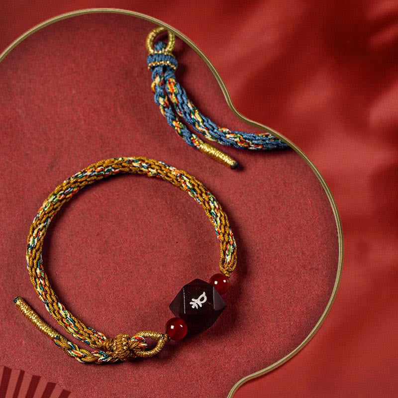 Bracelet de protection en fil rouge et bois de santal rouge avec petites feuilles et pierres de Bouddha, signe du zodiaque chinois