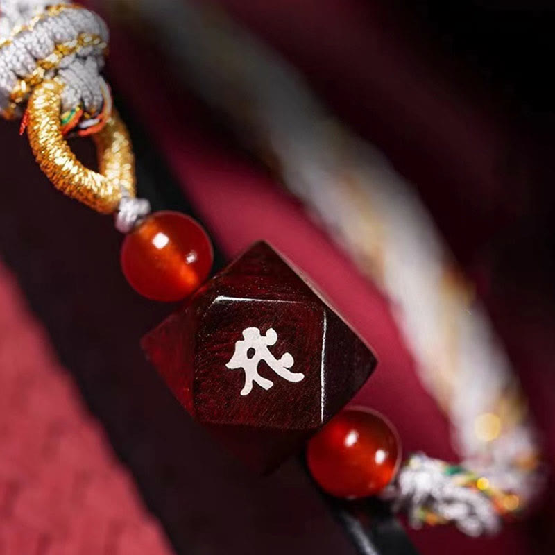 Bracelet de protection en fil rouge et bois de santal rouge avec petites feuilles et pierres de Bouddha, signe du zodiaque chinois
