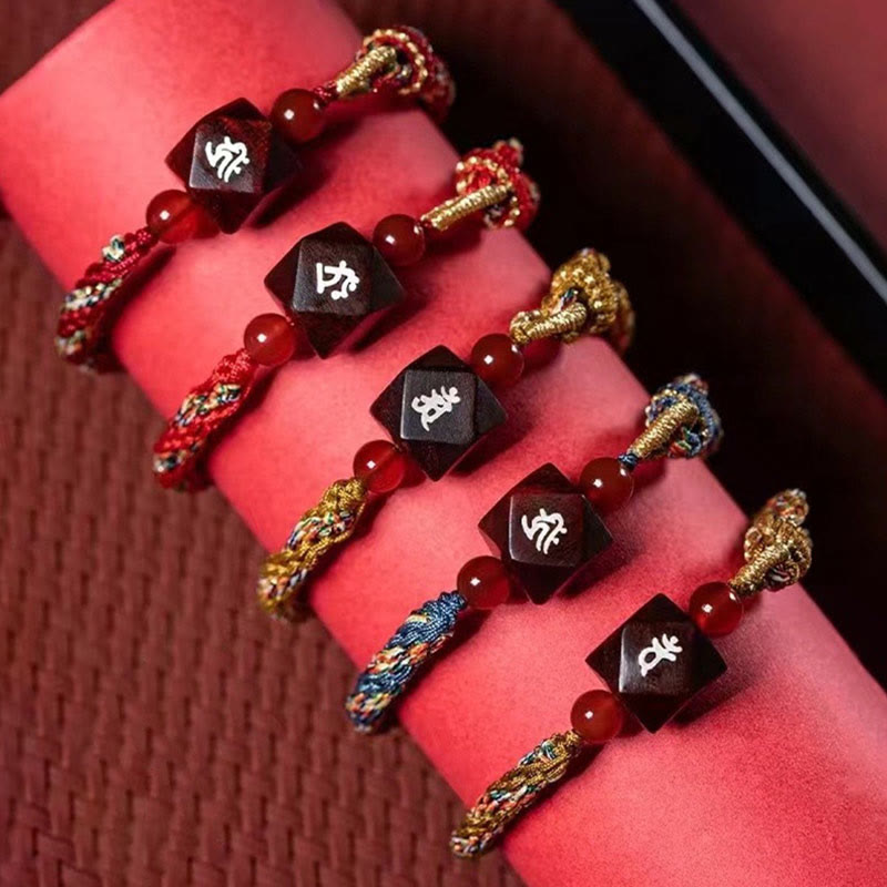 Bracelet de protection en fil rouge et bois de santal rouge avec petites feuilles et pierres de Bouddha, signe du zodiaque chinois