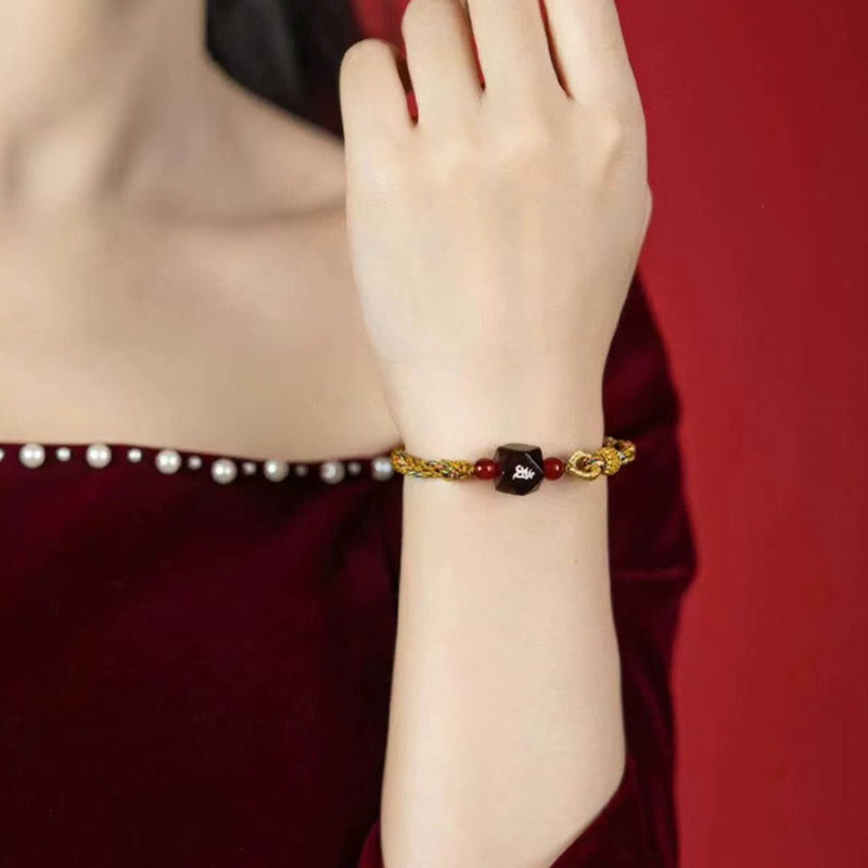 Bracelet de protection en fil rouge et bois de santal rouge avec petites feuilles et pierres de Bouddha, signe du zodiaque chinois
