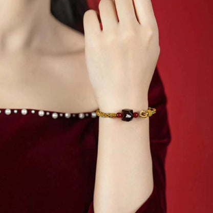 Bracelet de protection en fil rouge et bois de santal rouge avec petites feuilles et pierres de Bouddha, signe du zodiaque chinois