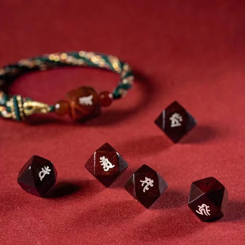 Bracelet de protection en fil rouge et bois de santal rouge avec petites feuilles et pierres de Bouddha, signe du zodiaque chinois