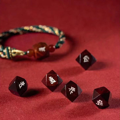 Bracelet de protection en fil rouge et bois de santal rouge avec petites feuilles et pierres de Bouddha, signe du zodiaque chinois