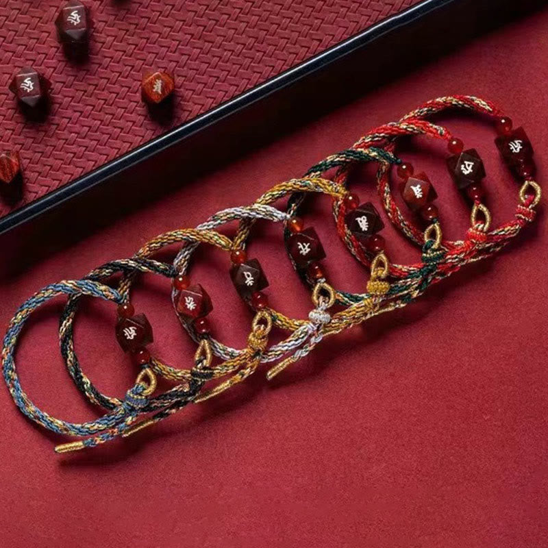 Bracelet de protection en fil rouge et bois de santal rouge avec petites feuilles et pierres de Bouddha, signe du zodiaque chinois