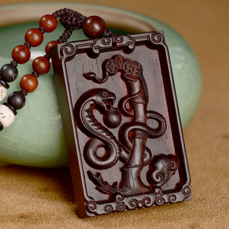 Collier pendentif calme en bois de santal rouge avec petites feuilles du zodiaque chinois et pierres de Bouddha