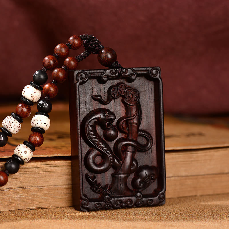 Collier pendentif calme en bois de santal rouge avec petites feuilles du zodiaque chinois et pierres de Bouddha