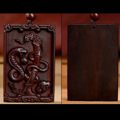 Collier pendentif calme en bois de santal rouge avec petites feuilles du zodiaque chinois et pierres de Bouddha