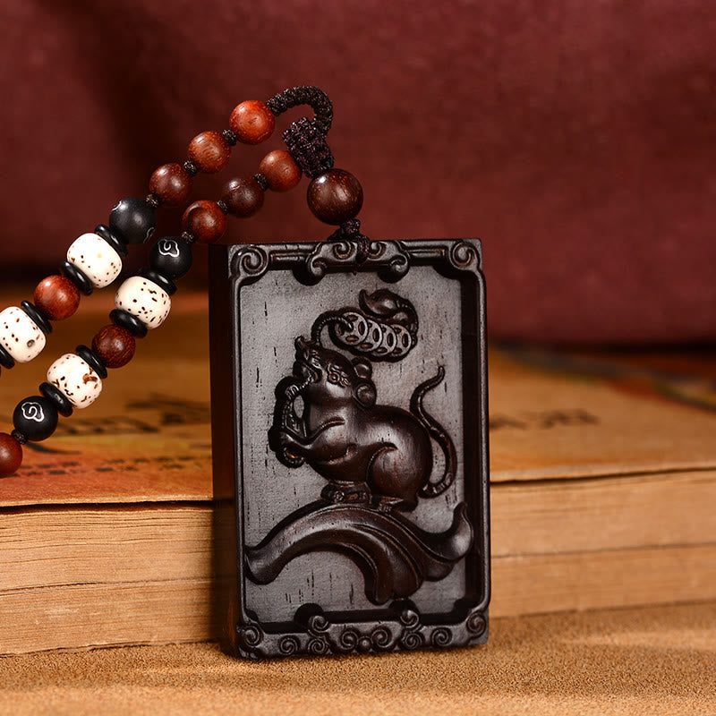 Collier pendentif calme en bois de santal rouge avec petites feuilles du zodiaque chinois et pierres de Bouddha