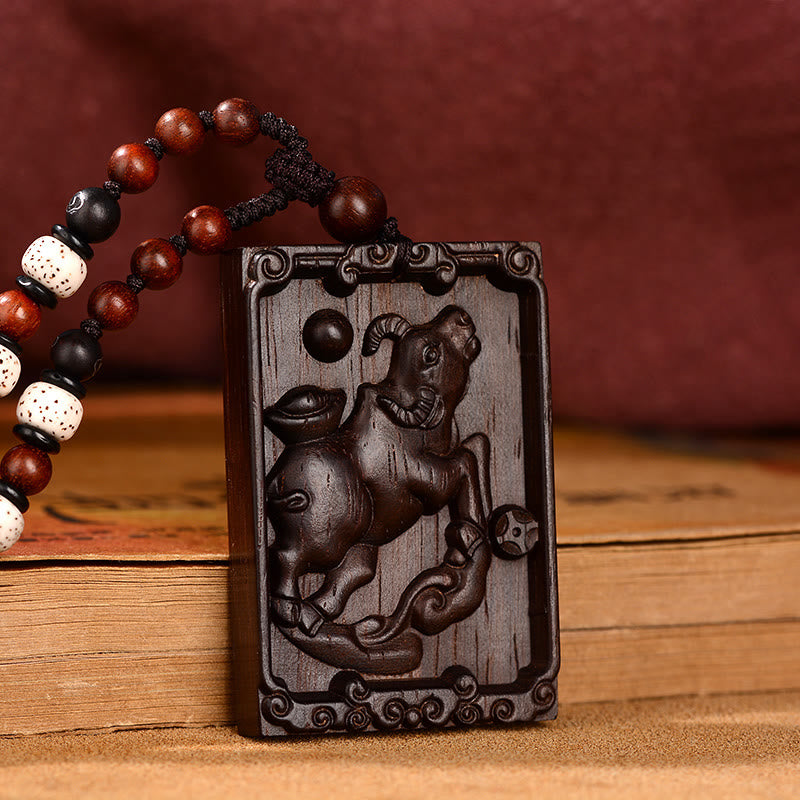 Collier pendentif calme en bois de santal rouge avec petites feuilles du zodiaque chinois et pierres de Bouddha