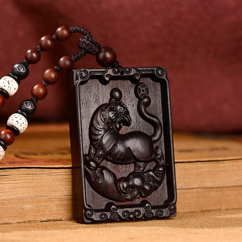 Collier pendentif calme en bois de santal rouge avec petites feuilles du zodiaque chinois et pierres de Bouddha