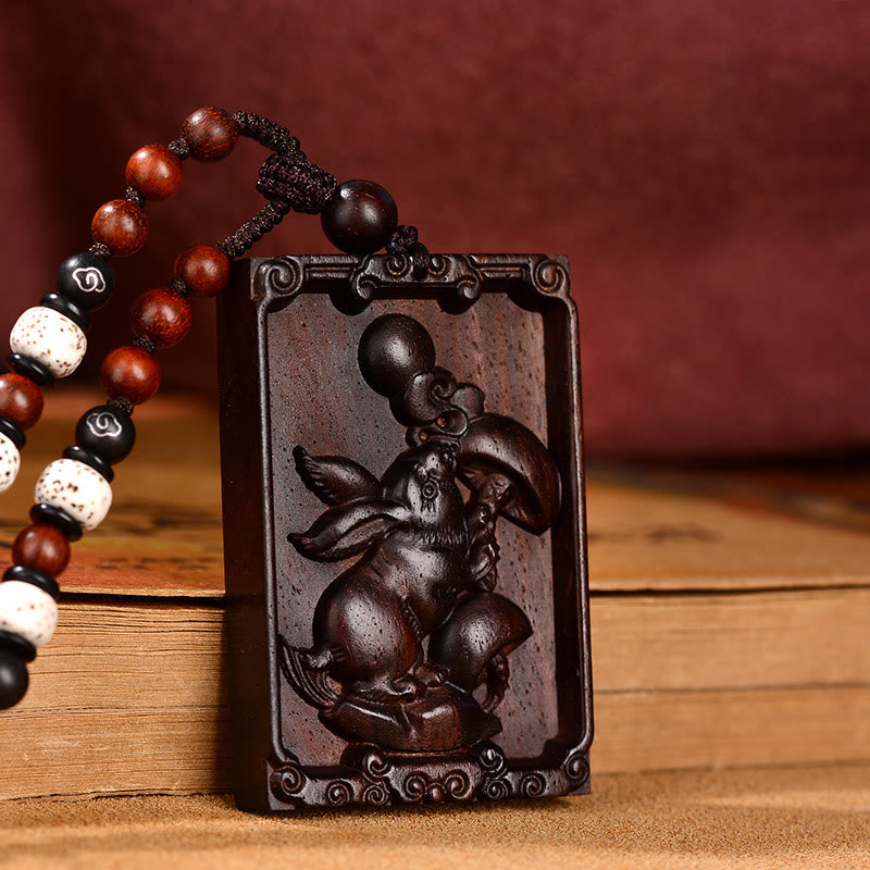 Collier pendentif calme en bois de santal rouge avec petites feuilles du zodiaque chinois et pierres de Bouddha