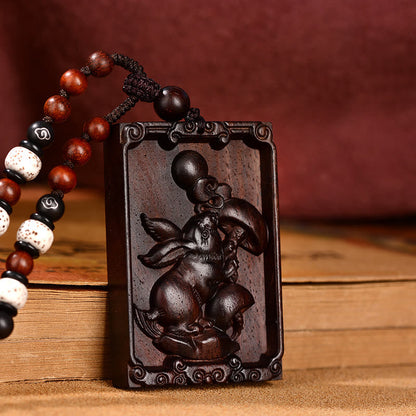 Collier pendentif calme en bois de santal rouge avec petites feuilles du zodiaque chinois et pierres de Bouddha