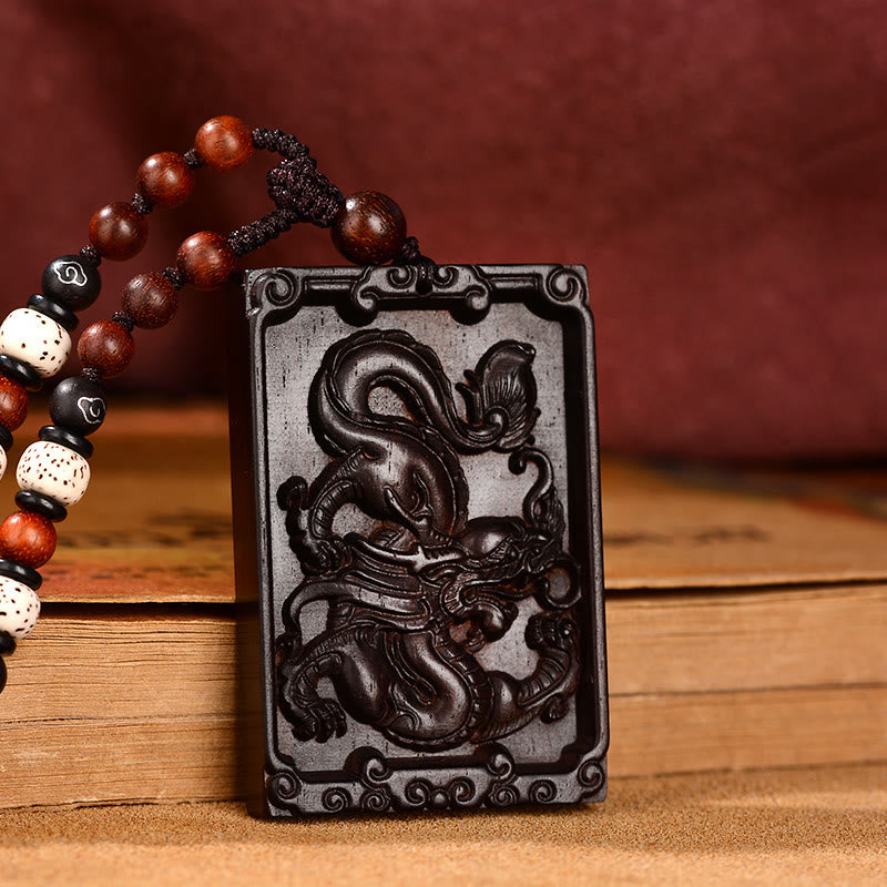 Collier pendentif calme en bois de santal rouge avec petites feuilles du zodiaque chinois et pierres de Bouddha