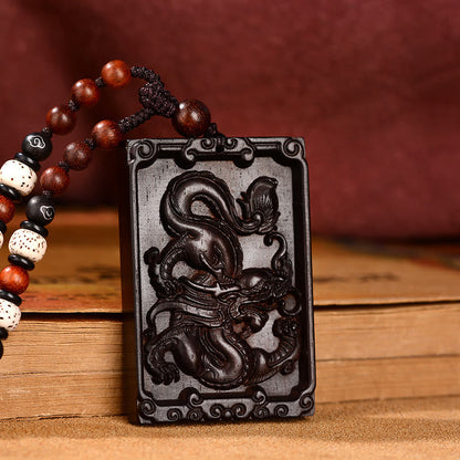 Collier pendentif calme en bois de santal rouge avec petites feuilles du zodiaque chinois et pierres de Bouddha