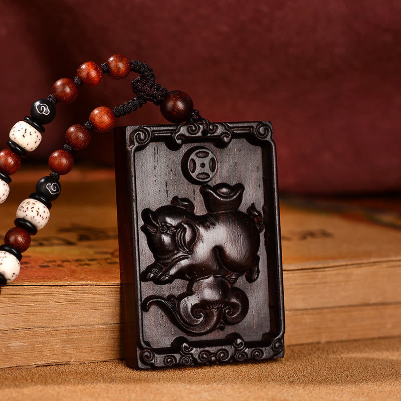 Collier pendentif calme en bois de santal rouge avec petites feuilles du zodiaque chinois et pierres de Bouddha