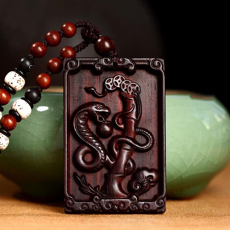 Collier pendentif calme en bois de santal rouge avec petites feuilles du zodiaque chinois et pierres de Bouddha