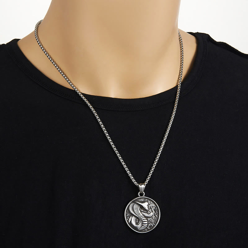 Collier pendentif année du serpent en acier titane et équilibre calme 