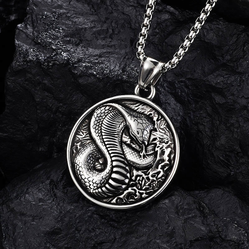 Collier pendentif année du serpent en acier titane et équilibre calme 