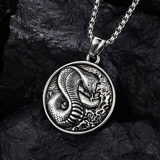 Collier pendentif année du serpent en acier titane et équilibre calme 