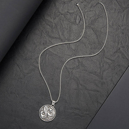 Collier pendentif année du serpent en acier titane et équilibre calme 