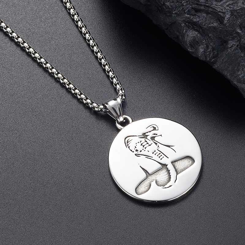 Collier pendentif année du serpent en acier titane et équilibre calme 