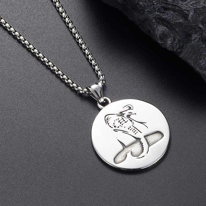 Collier pendentif année du serpent en acier titane et équilibre calme 