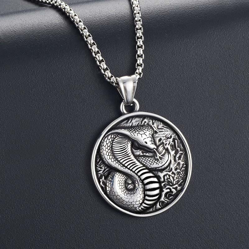 Collier pendentif année du serpent en acier titane et équilibre calme 