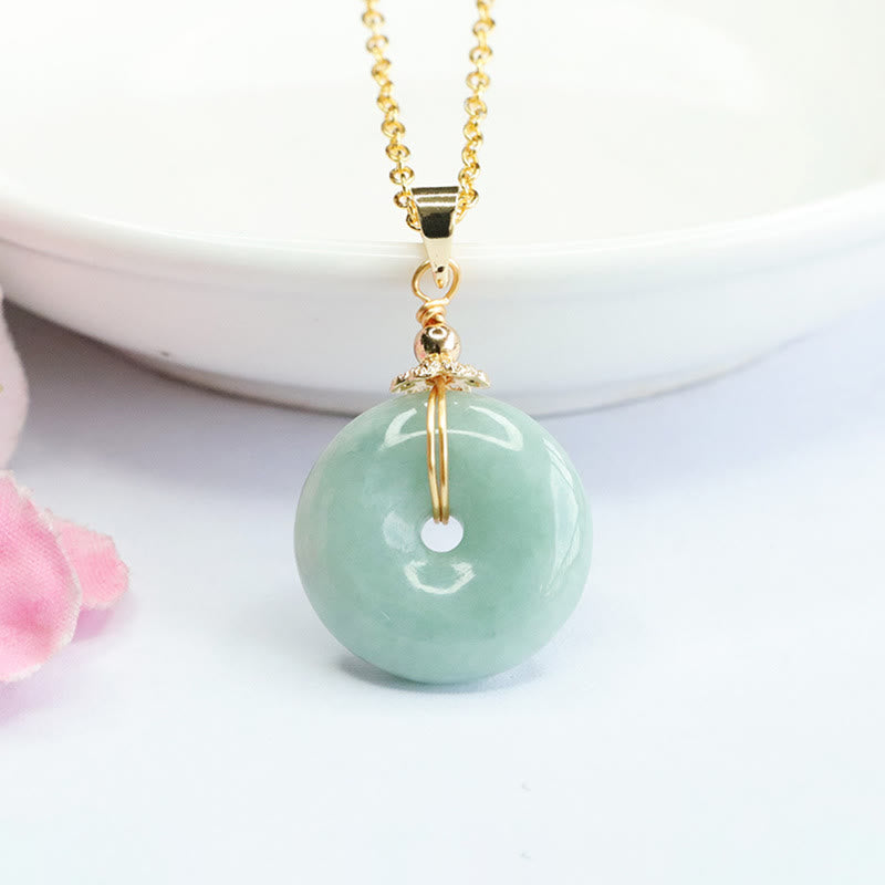Collier avec pendentif porte-bonheur en jade et pierres de Bouddha