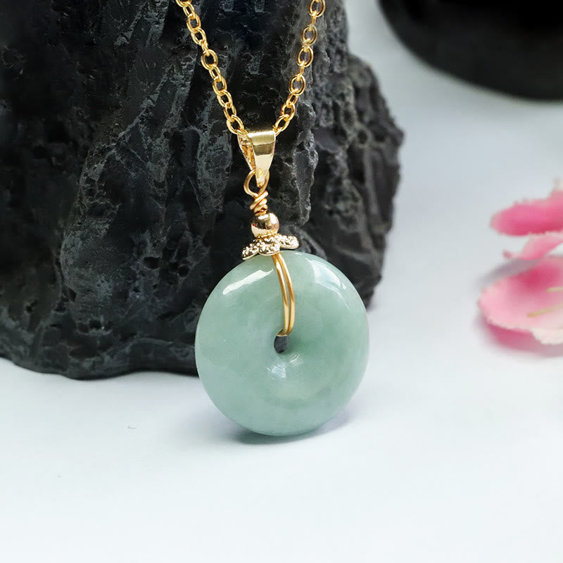 Collier avec pendentif porte-bonheur en jade et pierres de Bouddha