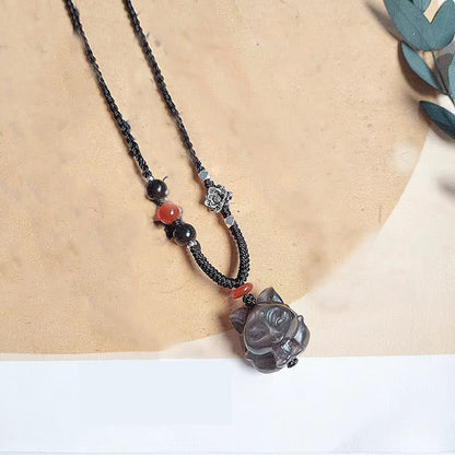 Collier pendentif de protection en obsidienne naturelle argentée et brillante représentant un renard à neuf queues