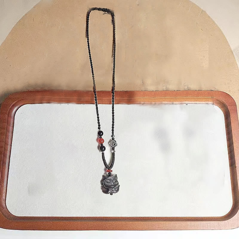 Collier pendentif de protection en obsidienne naturelle argentée et brillante représentant un renard à neuf queues