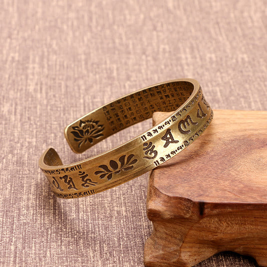 Bracelet manchette en cuivre avec six mots authentiques « om mani padme hum » et « sūtra du cœur », symbole de la paix et du lotus
