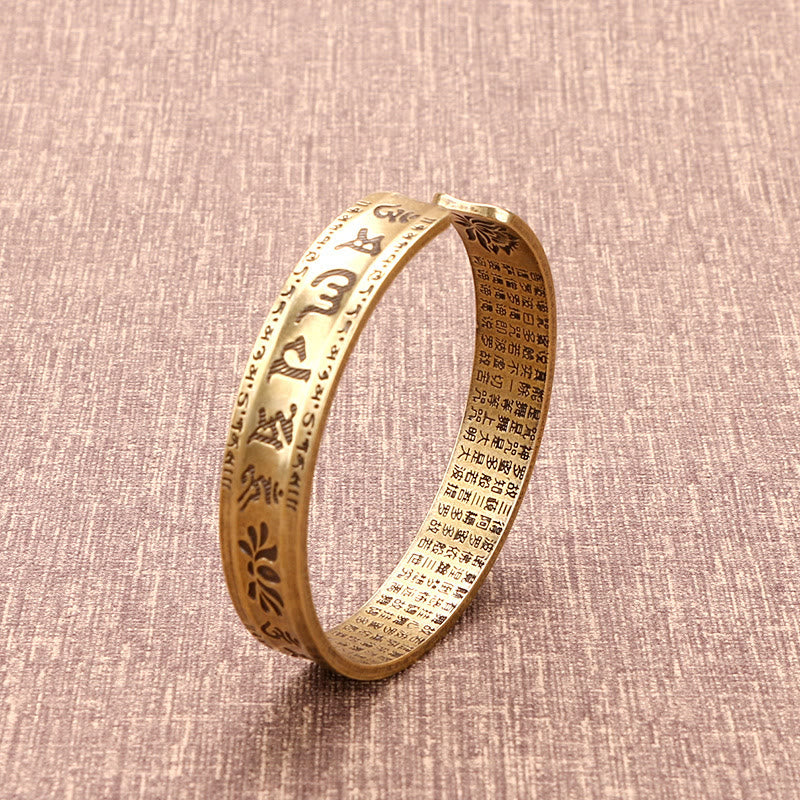 Bracelet manchette en cuivre avec six mots authentiques « om mani padme hum » et « sūtra du cœur », symbole de la paix et du lotus