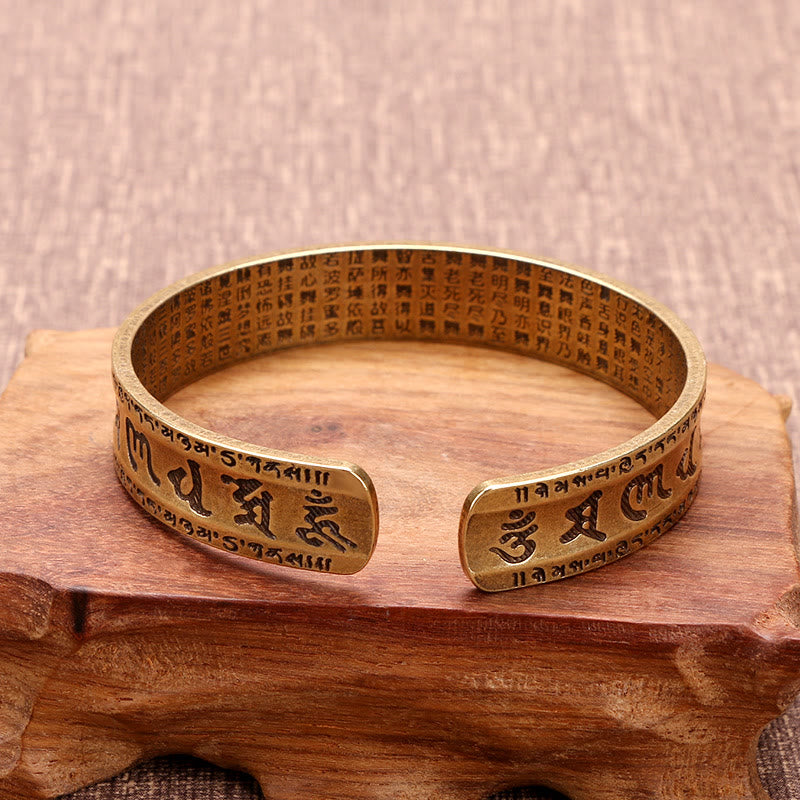 Bracelet manchette en cuivre avec six mots authentiques « om mani padme hum » et « sūtra du cœur », symbole de la paix et du lotus