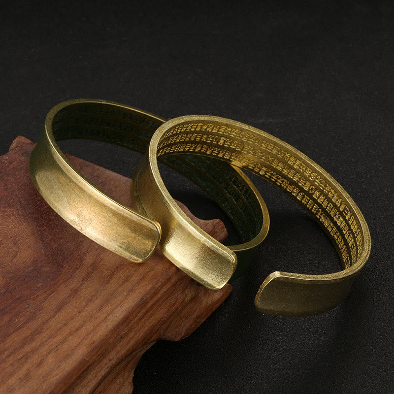 Bracelet manchette en cuivre avec six mots authentiques « om mani padme hum » et « sūtra du cœur »