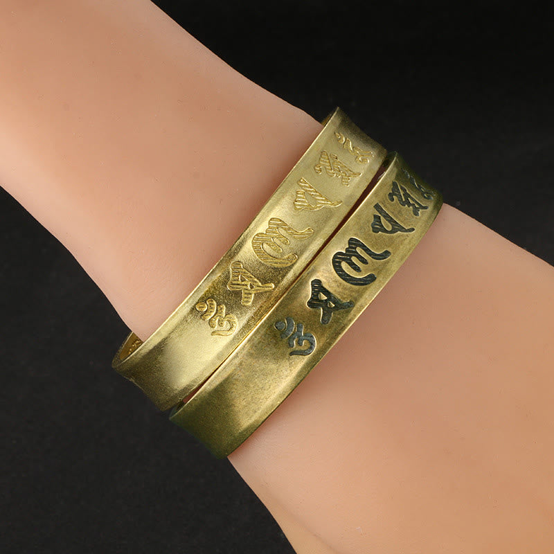 Bracelet manchette en cuivre avec six mots authentiques « om mani padme hum » et « sūtra du cœur »