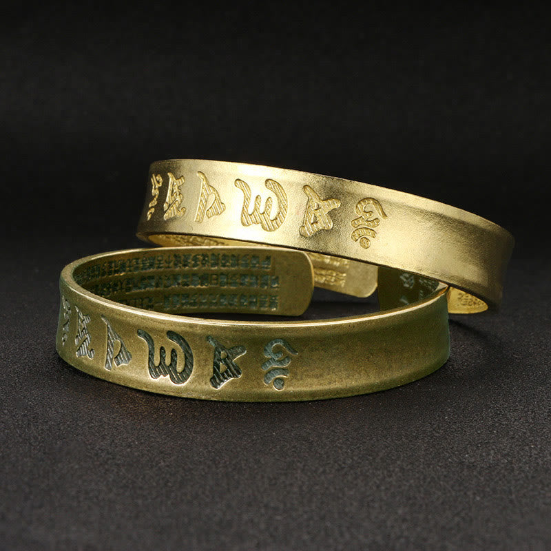 Bracelet manchette en cuivre avec six mots authentiques « om mani padme hum » et « sūtra du cœur »