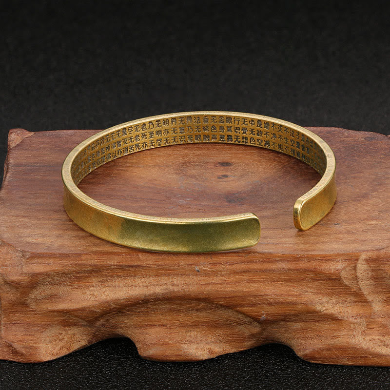 Bracelet manchette en cuivre avec six mots authentiques « om mani padme hum » et « sūtra du cœur », symbole de la sagesse et de la paix