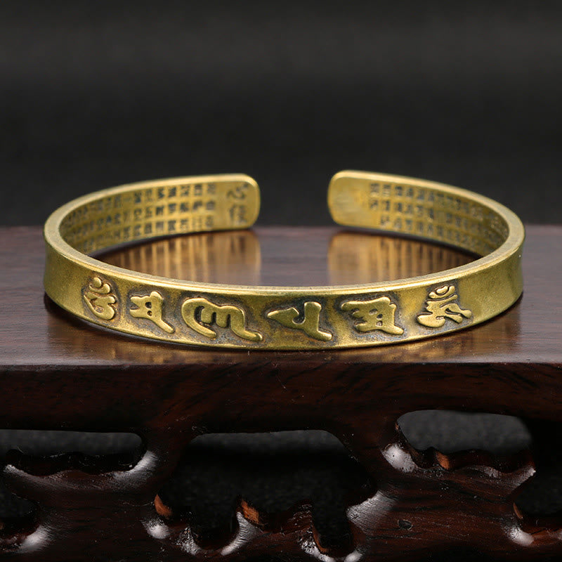 Bracelet manchette en cuivre avec six mots authentiques « om mani padme hum » et « sūtra du cœur », symbole de la sagesse et de la paix