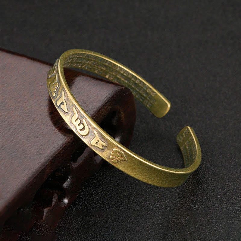 Bracelet manchette en cuivre avec six mots authentiques « om mani padme hum » et « sūtra du cœur », symbole de la sagesse et de la paix