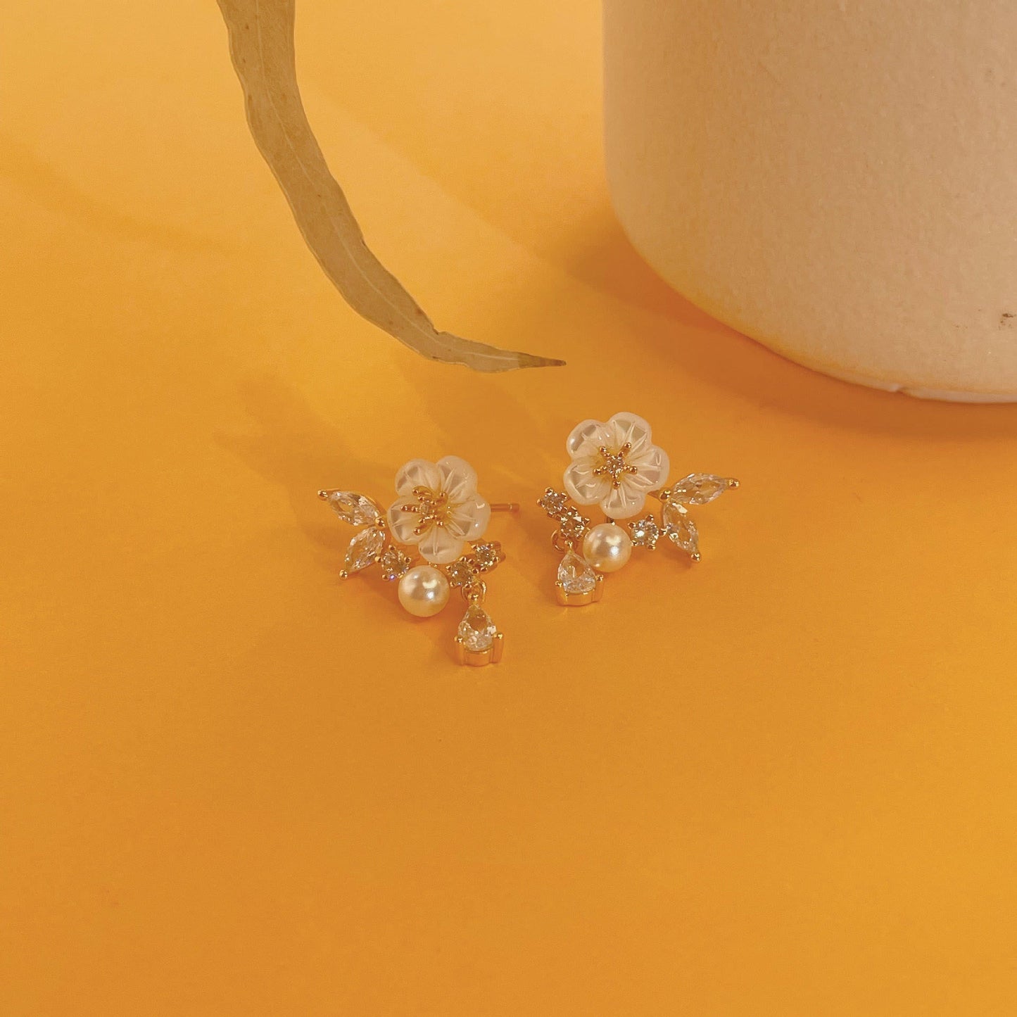 Boucles d'oreilles de guérison en argent sterling 925 plaqué or et perles camélia Buddha Stones