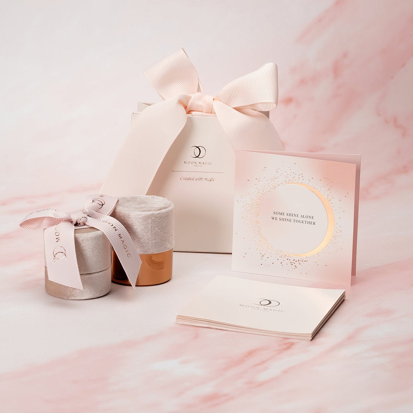 Ensemble sac cadeau et carte rose clair
