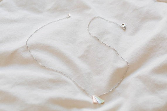 Collier ras du cou minimaliste à 3 triangles