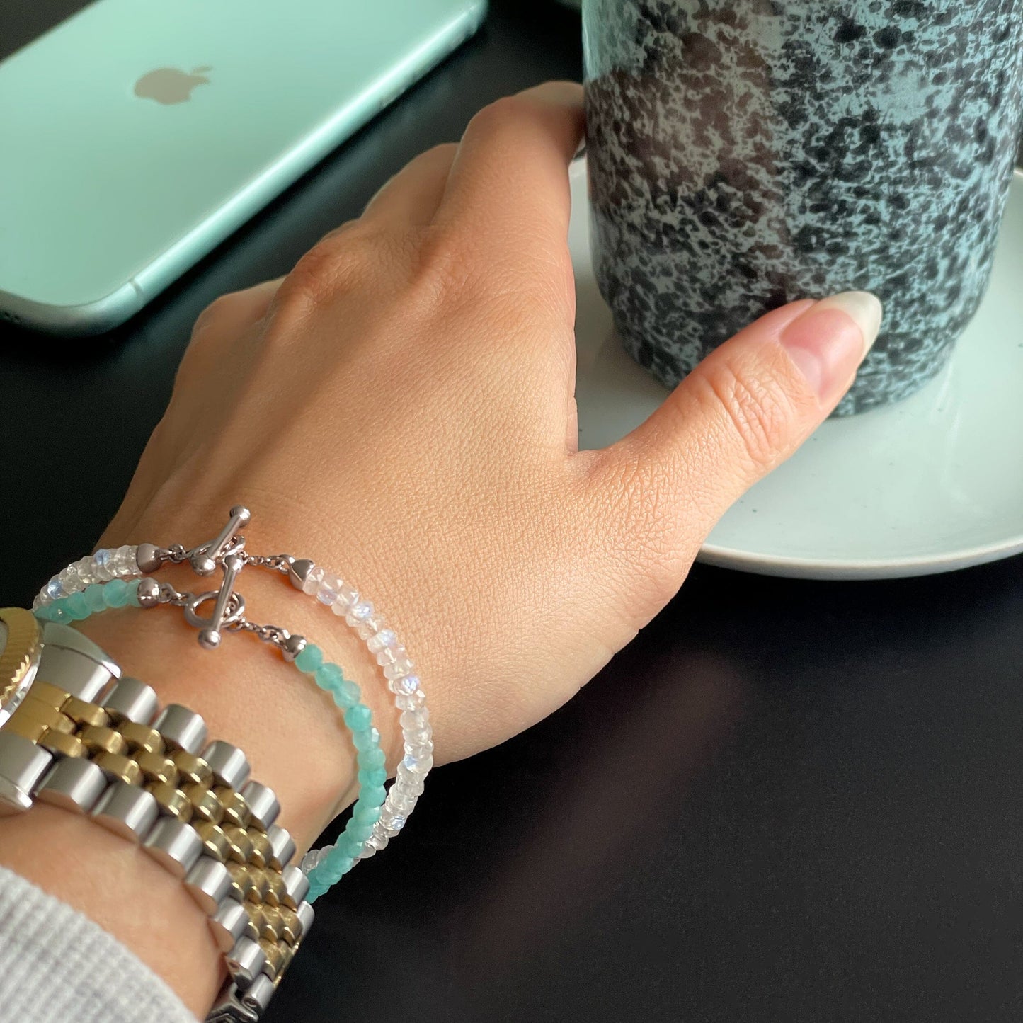 Bracelet de perles en pierre de lune arc-en-ciel avec fermoir en T - Augmentez vos vibrations