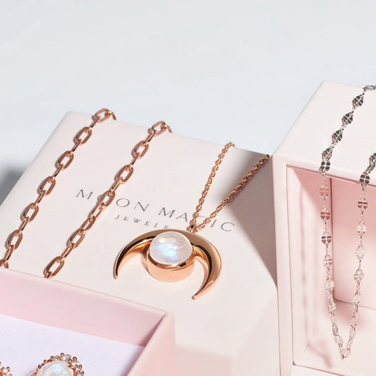 Coffret mystère - Cinq colliers/bracelets (d'une valeur allant jusqu'à 415 $)