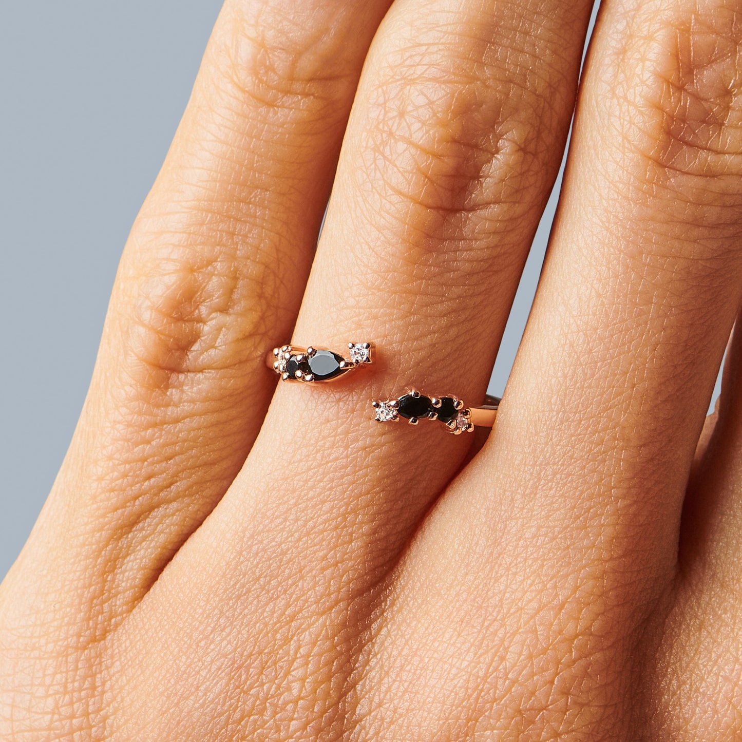 Bague ajustable en onyx noir Flourish – Pierre de naissance de décembre