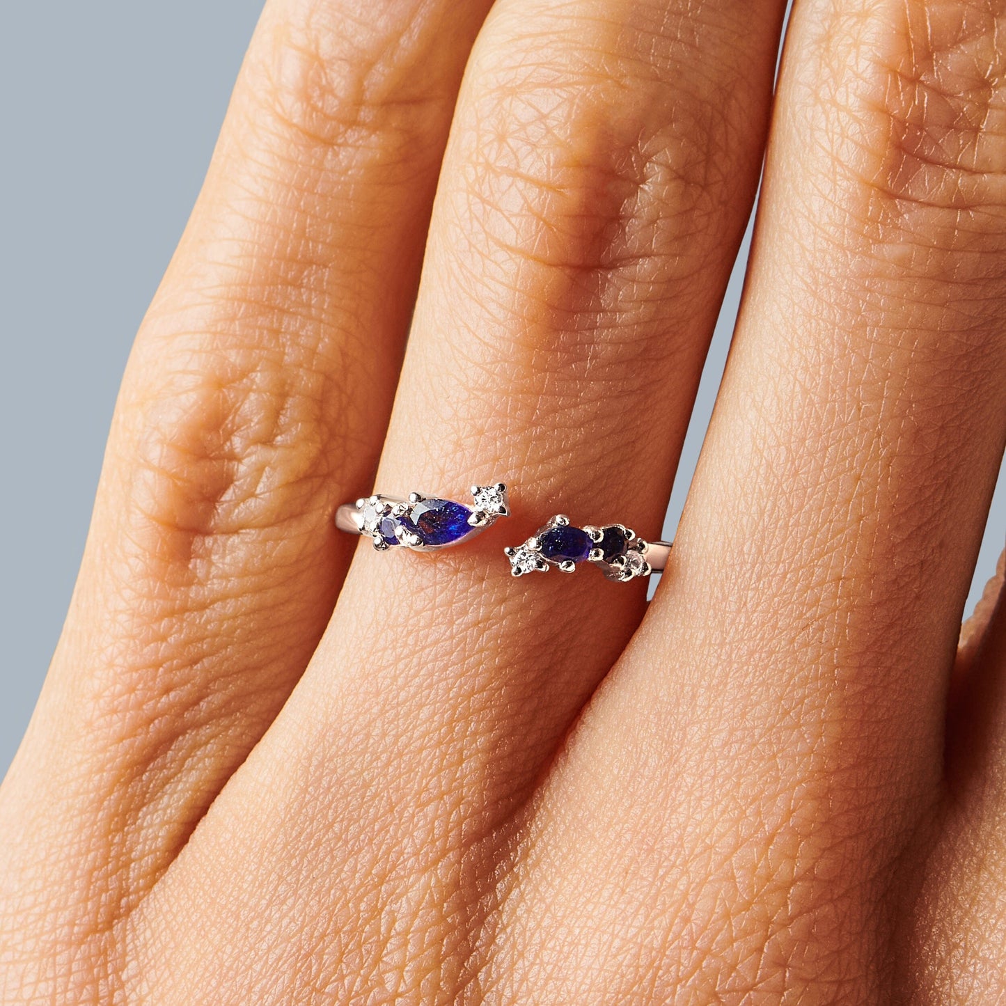 Bague ajustable en saphir bleu Flourish – Pierre de naissance de septembre