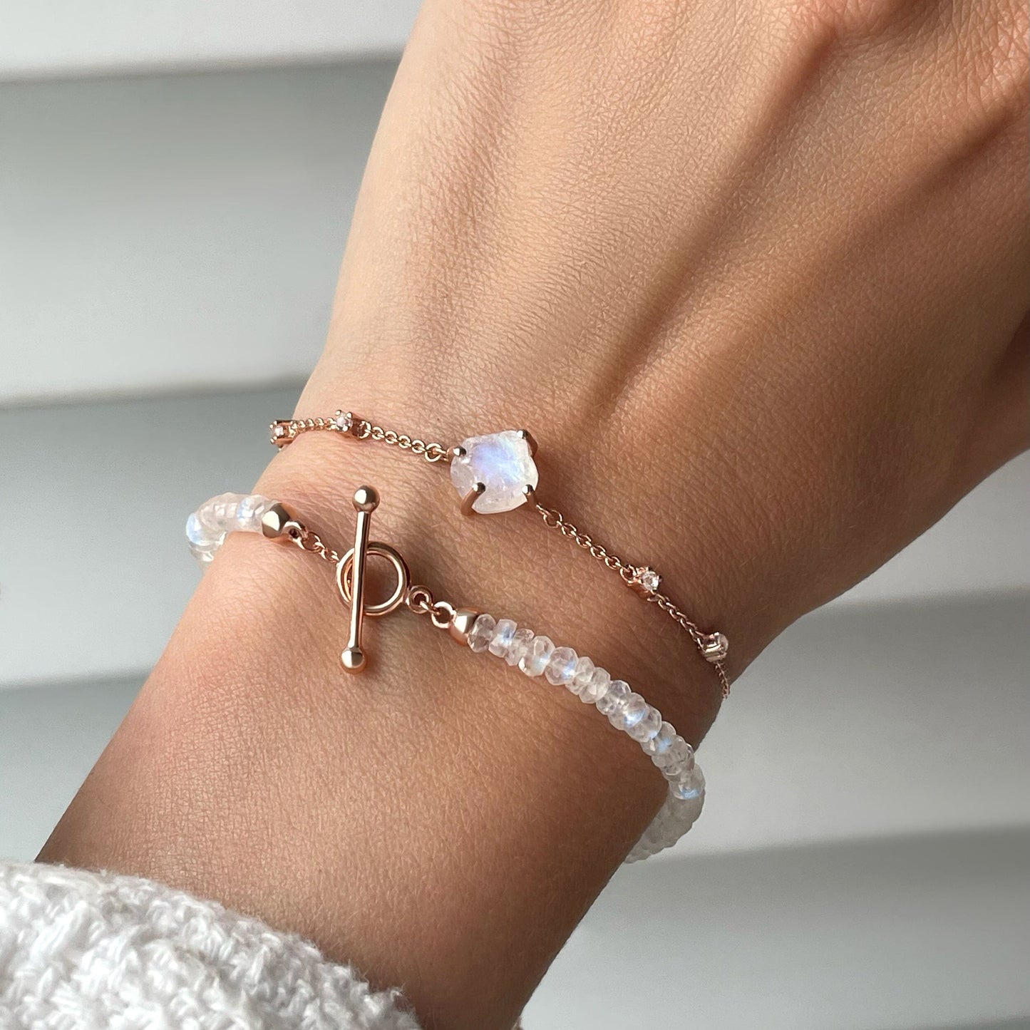 Pile de bracelets en pierre de lune – Énergie brute de la déesse